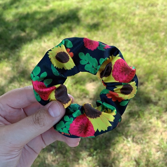 𝐍𝐚𝐯𝐲 𝐒𝐮𝐧𝐟𝐥𝐨𝐰𝐞𝐫𝐬 𝐒𝐜𝐫𝐮𝐧𝐜𝐡𝐢𝐞 - Picture 2 of 3